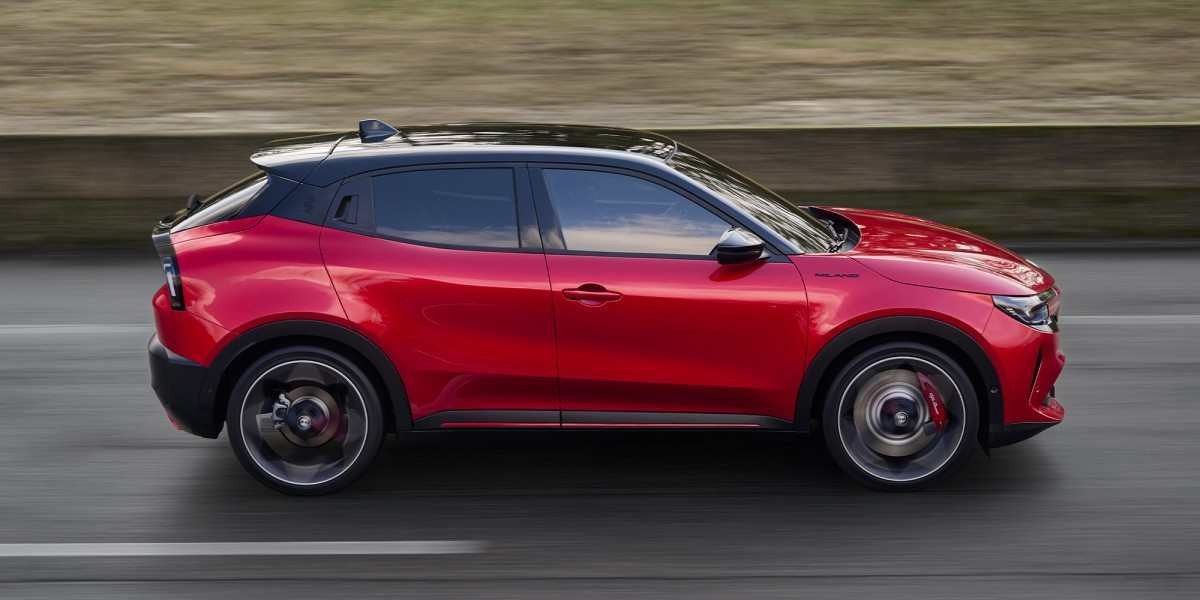 Alfa Romeo Elettrica vermelho de lateral em movimento no asfalto