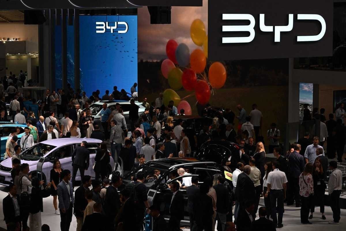 Estande da BYD no Salão do Automóvel de Munique em setembro de 2023 com várias pessoas observando os carros da marca chinesa