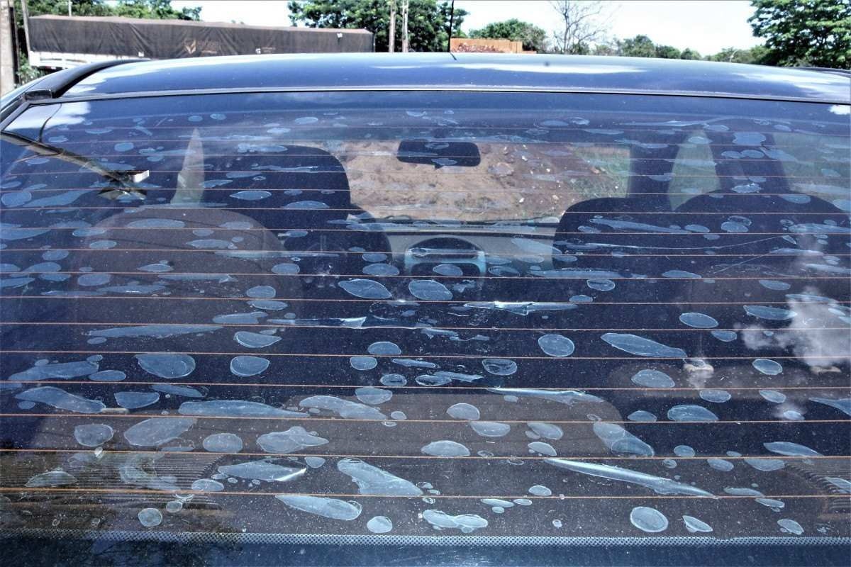 Insulfilm com bolhas no vidro traseiro do carro