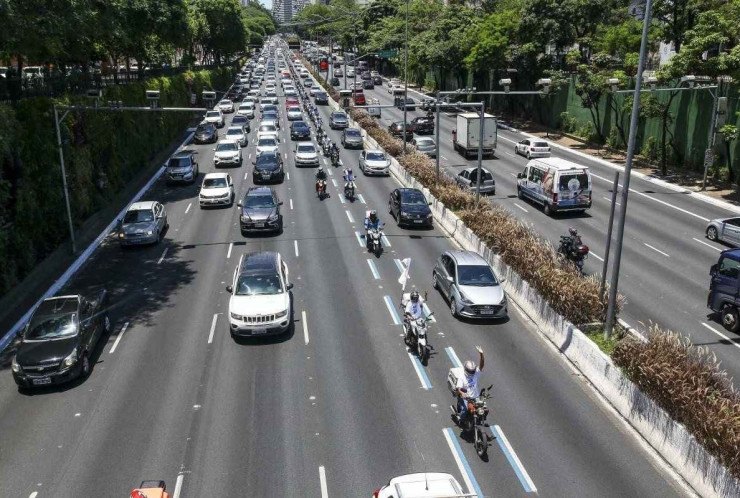 tr&acirc;nsito em s&atilde;o paulo em via com faixa azul