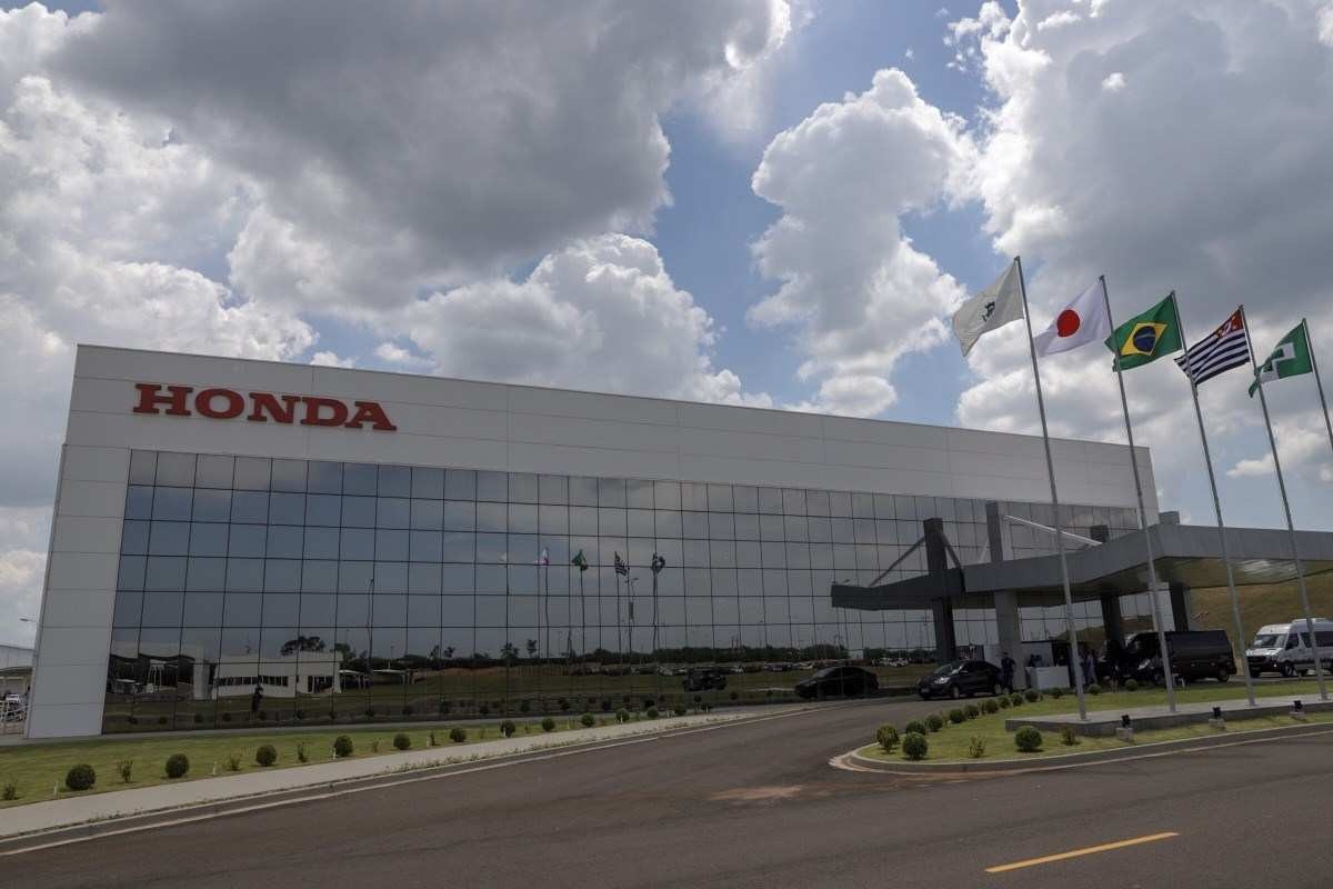 Fábrica da Honda em Itirapina interior de São Paulo onde serão feitos investimentos com carros parados na porta
