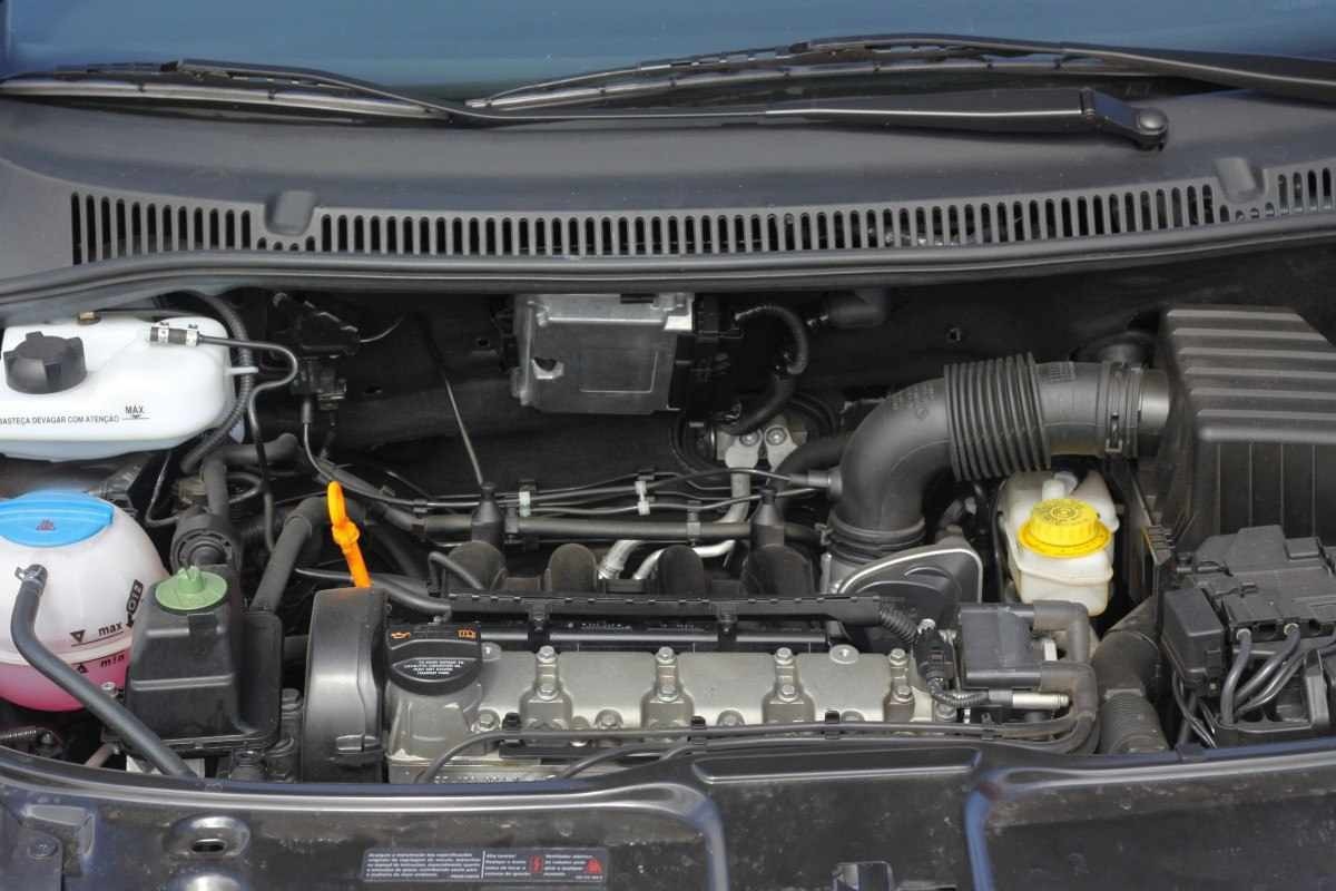 VW SpaceFox 1.6 Sportline modelo 2011 cinza cofre do motor estática no asfalto