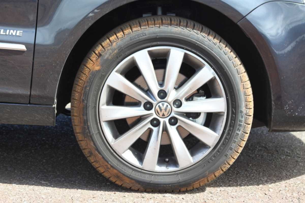 VW SpaceFox 1.6 Sportline modelo 2011 cinza roda de liga leve aro 15 polegadas estÃ¡tica no asfalto