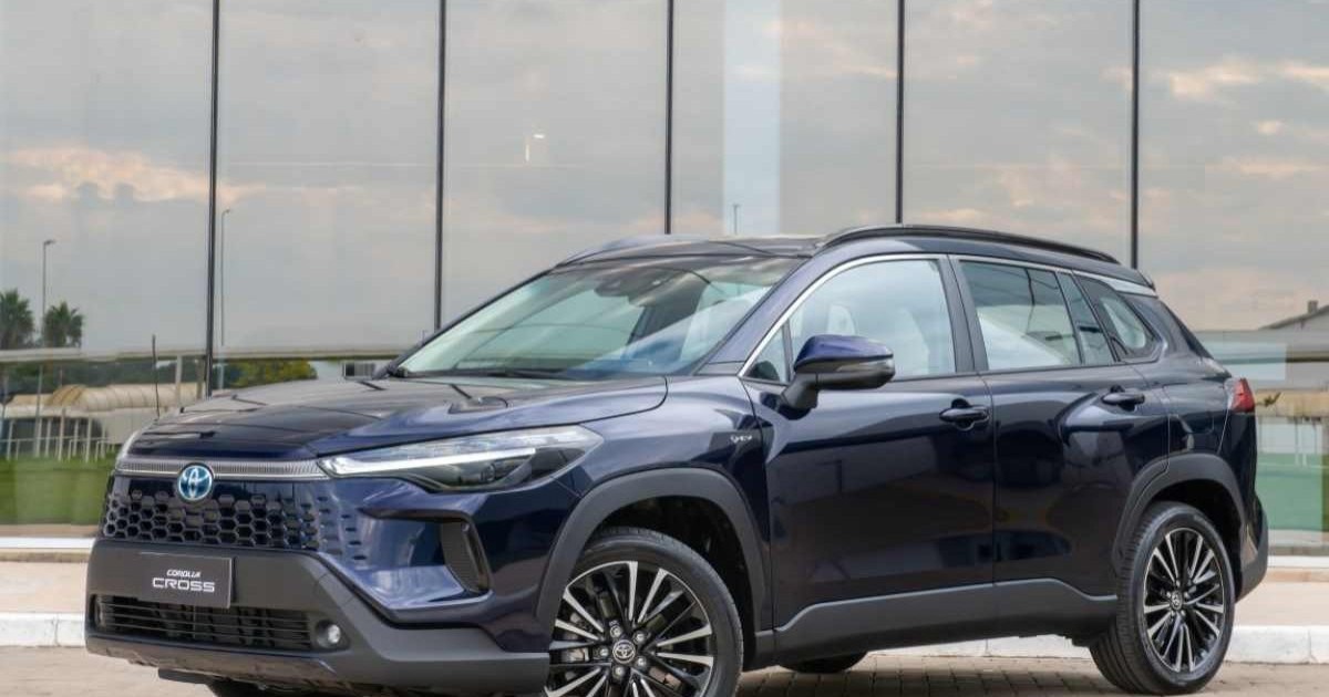 Toyota Corolla Cross 2025 versão XRX híbrida azul de frente estático no calçamento