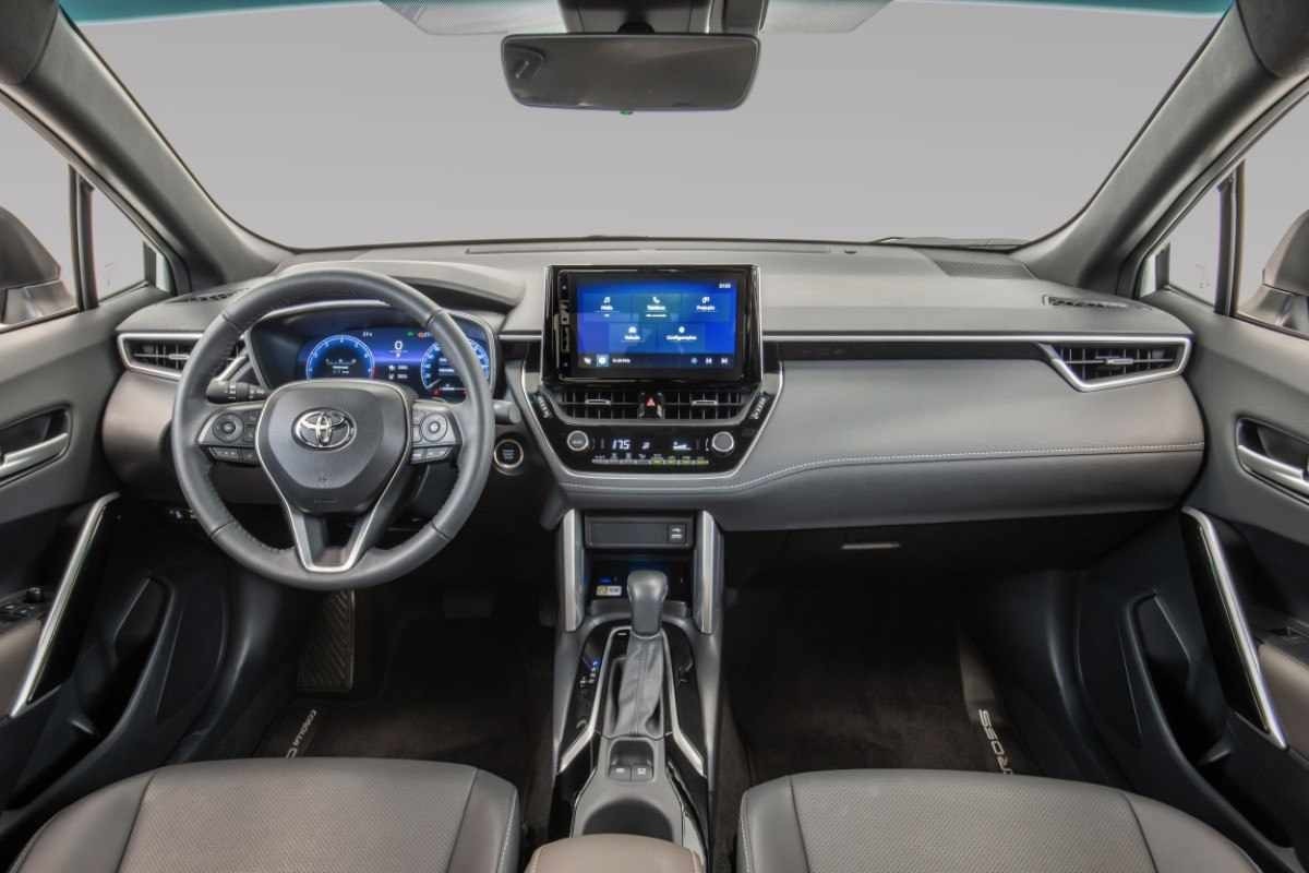 Toyota Corolla Cross 2025 branco interior painel volante bancos dianteiros estático no estúdio
