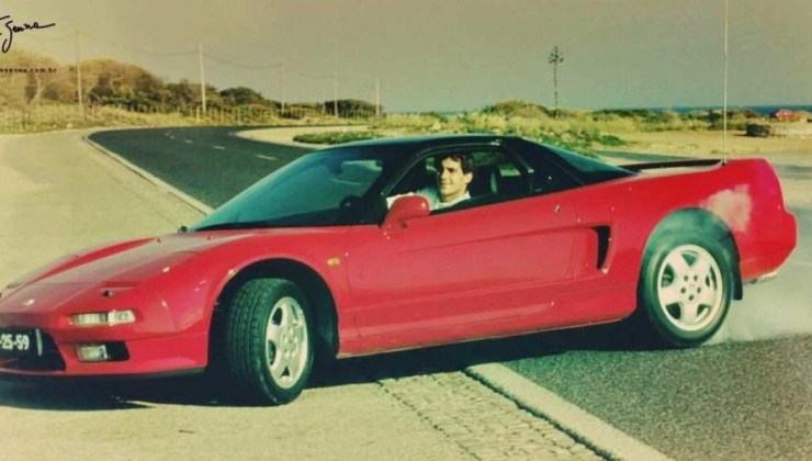 Ayrton Senna dentro do Honda NSX vermelho no acostamento da rodovia