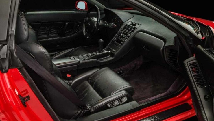 Interior do Honda NSX em vermelho. Nome do modelo está gravado na lateral da porta.