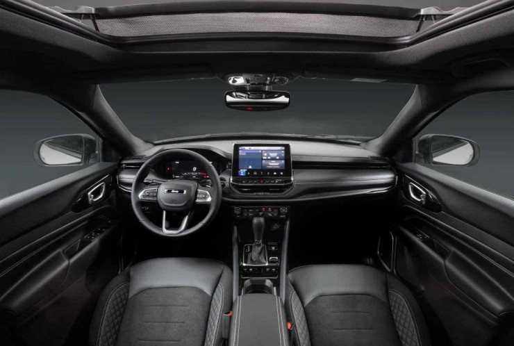 Jeep Compass modelo 2025 interior painel volante e bancos dianteiros estático no estúdio