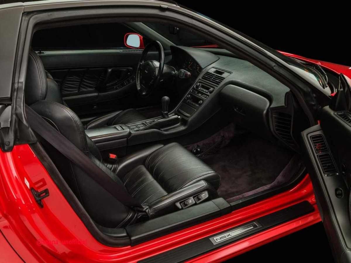 Interior do Honda NSX em vermelho. Nome do modelo está gravado na lateral da porta