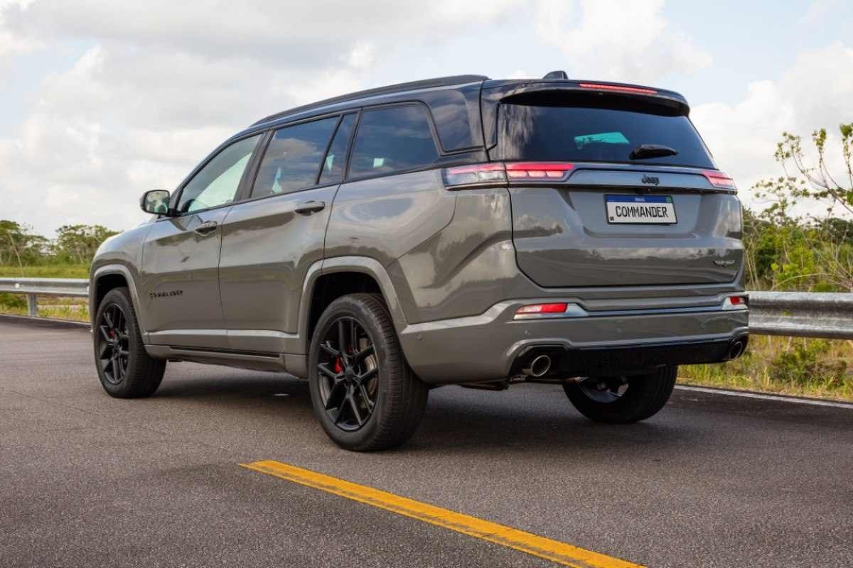 Jeep Commander modelo 2025 cinza de traseira estático no asfalto