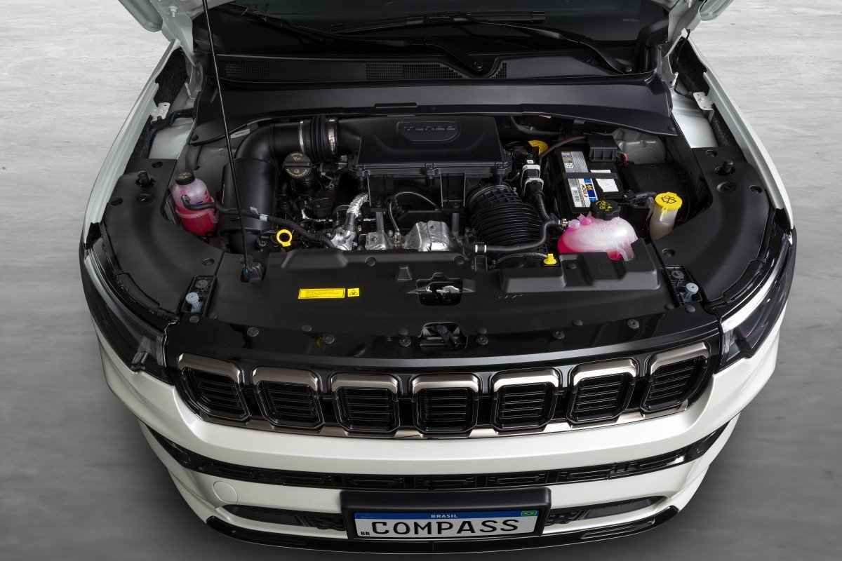Jeep Compass modelo 2025 branco cofre do motor 2.0 turbo estático no estúdio