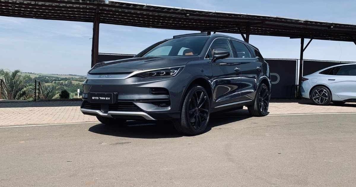 SUV elétrico passou por mudanças no visual, ganhando nova grade, agora fechada