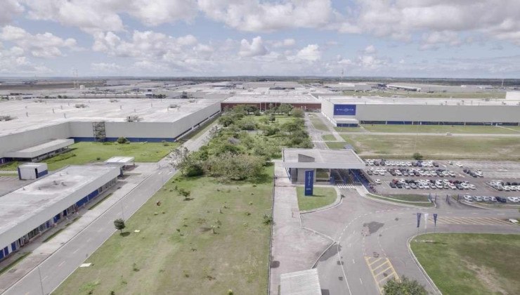 Polo Automotivo Stellantis em Goiana Pernambuco com vista para os galpões e carros estacionados