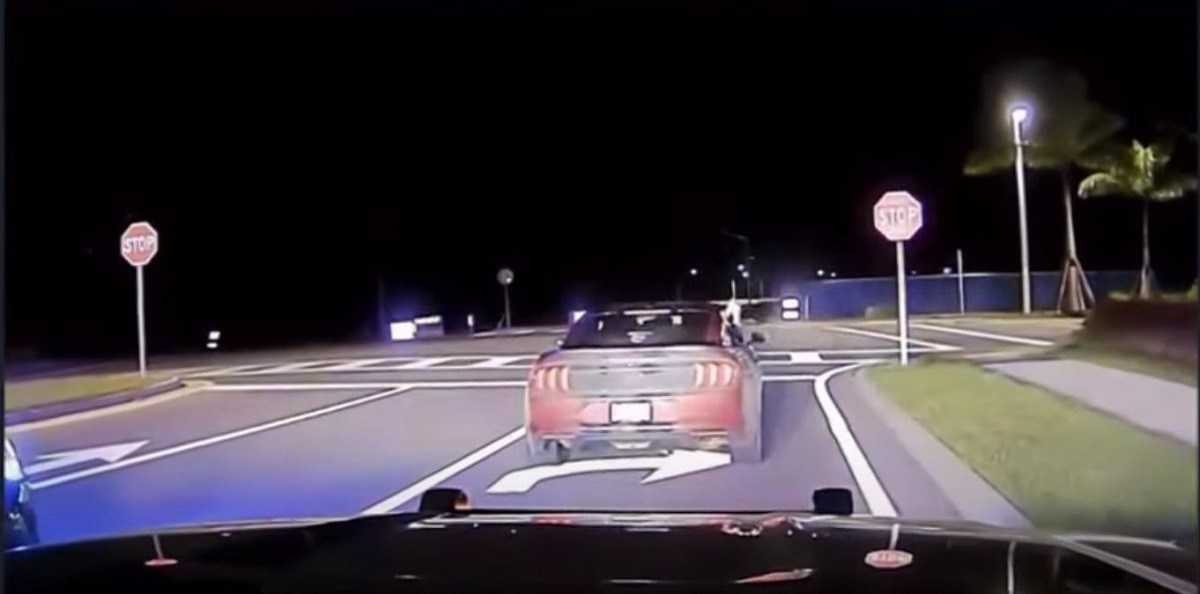 Imagem de câmera instalada em para-brisa de carro policial mostra a traseira de Dodge Challenger