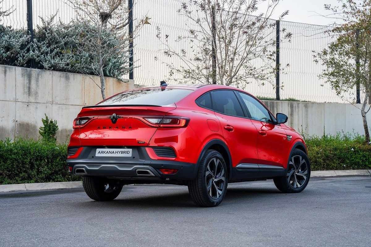 Renault Arkana Hybrid vermelho de traseira estacionado