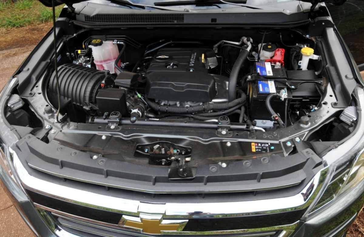 Chevrolet S10 LTZ 2.8 turbodiesel 4x4 cinza escuro cofre do motor estática no asfalto