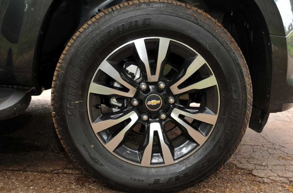 Chevrolet S10 LTZ 2.8 turbodiesel 4x4 cinza escuro roda de liga leve 18 polegadas com fundo preto estática no asfalto