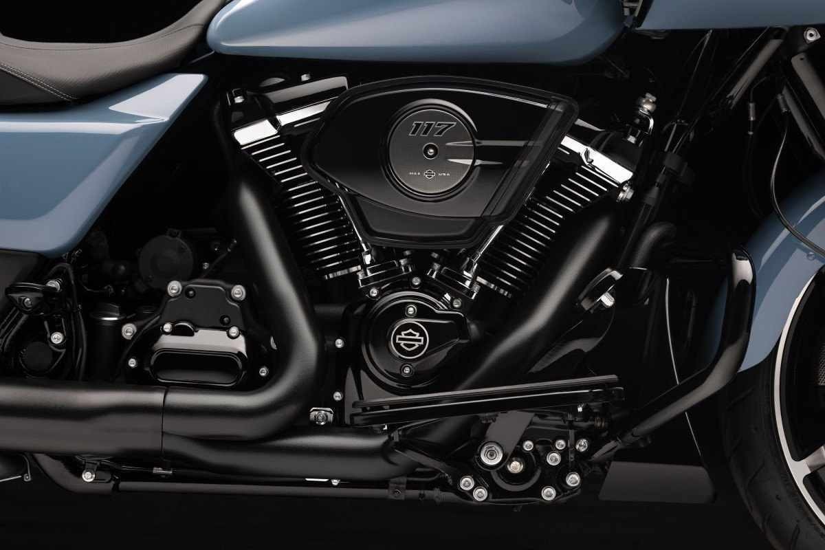 Harley-Davidson Road Glide cinza detalhe motor Mikwaukee 117 estática no estúdio