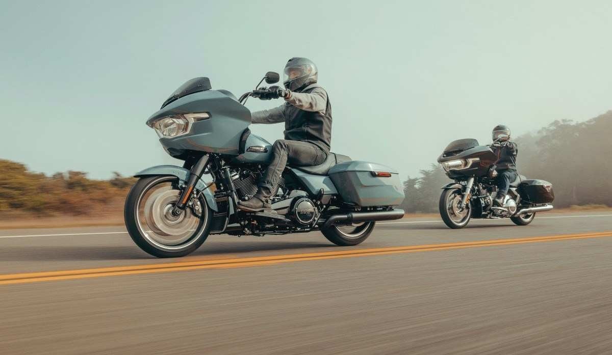 Harley-Davidson Road Glide cinza e outra preta ambas em movimento no asfalto