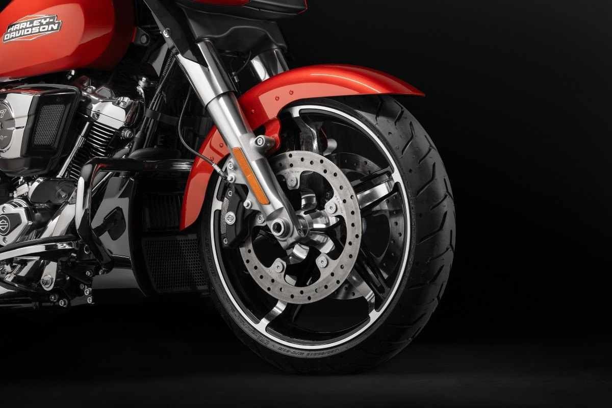 Harley-Davidson Street Glide laranja roda dianteira de 19 polegadas com freios com duplo disco estática no estúdio
