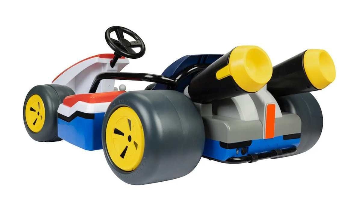 Traseira do Mario Kart de brinquedo nas cores azul, vermelho e branco. Os canos de escape falsos são pretos com as pontas em amarelo