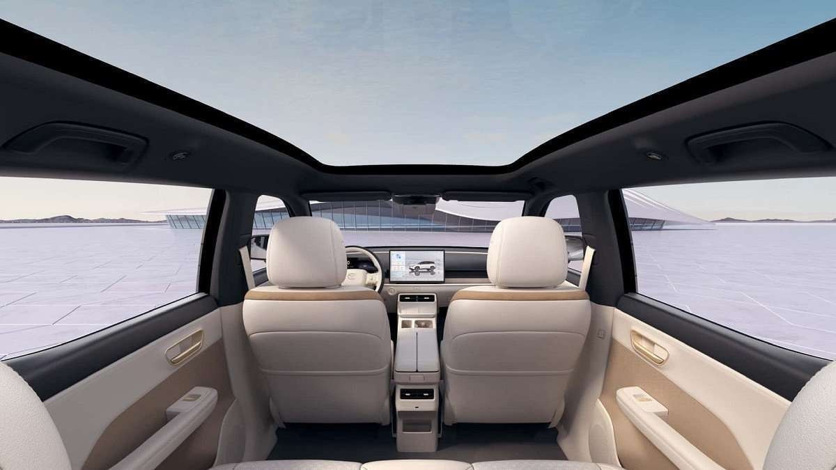 Interior do Toyota bZ3X SUV cupê branco com teto solar aberto no estúdio