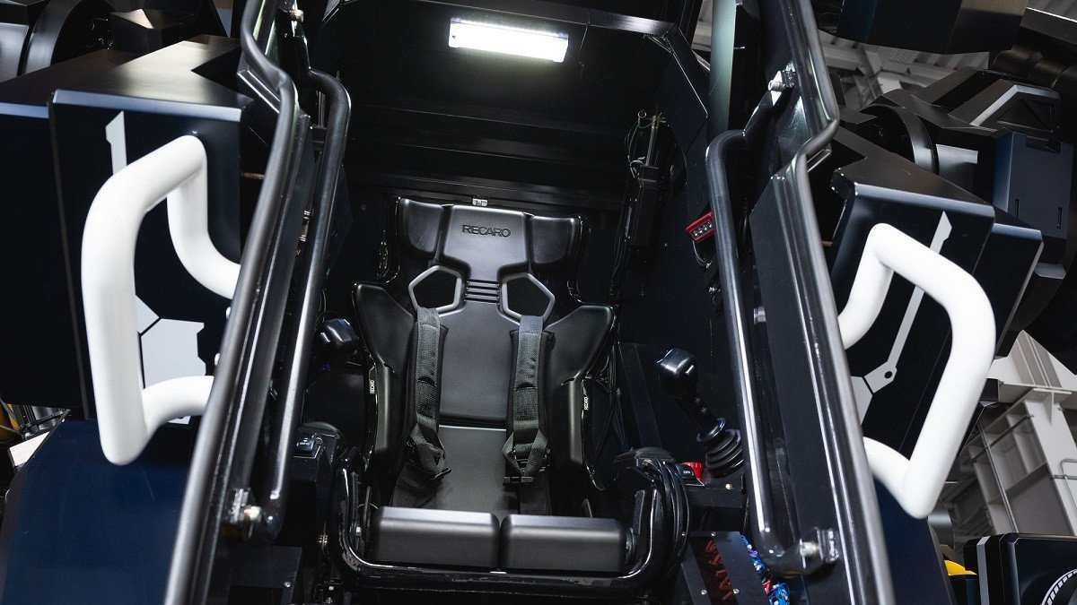 Motores elétricos permitem que o carro-robô em leilão se locomova