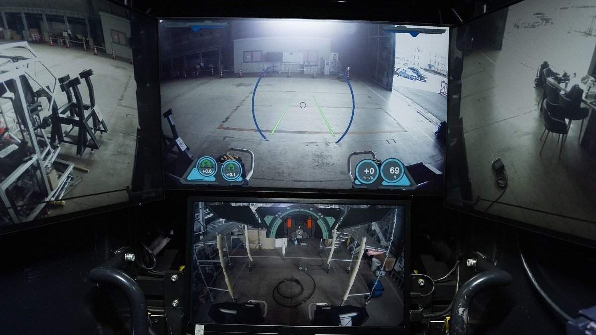 Interior do Archax mostra as quatro telas que permitem o piloto enxergar o exterior