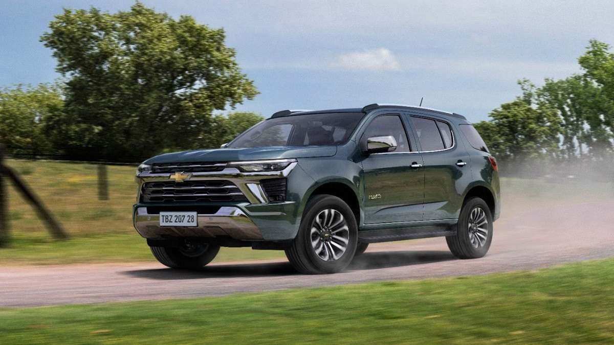 Chevrolet Trailblazer modelo 2025 cinza de frente em movimento na estrada de terra