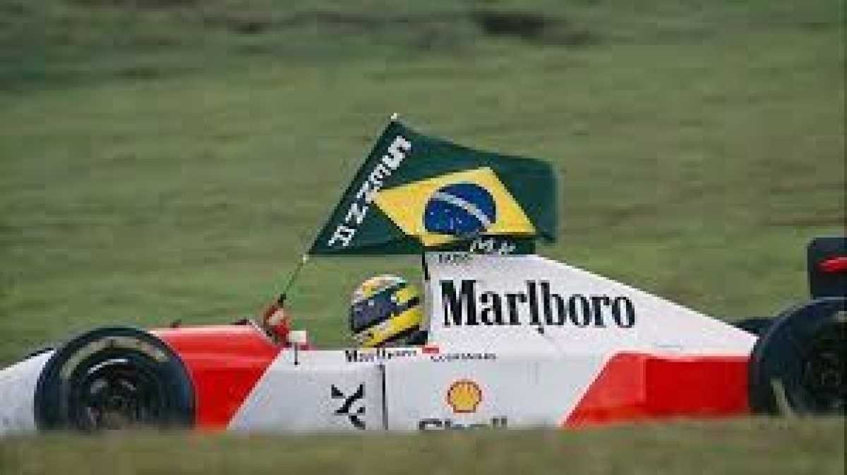 Senna Sempre carregava a bandeira do Brasil e a usava quando ganhava