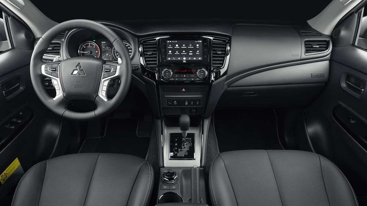 Interior em preto da Mitsubishi L200 Triton Sport Urban