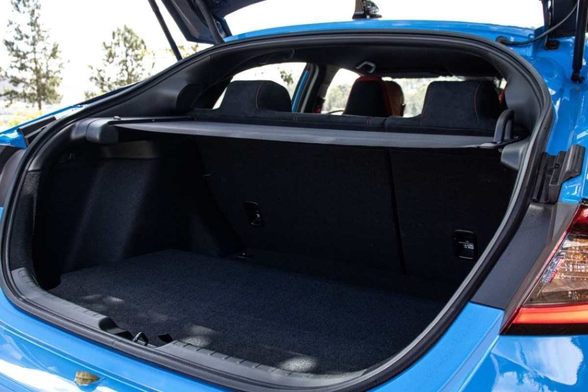 Honda Civic Type R modelo 2024 azul de traseira com porta-malas aberto estático no asfalto