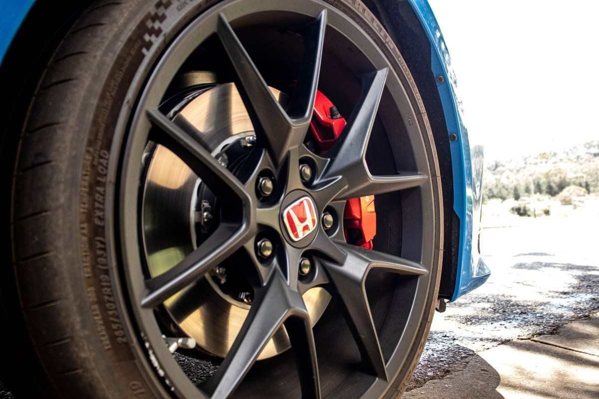 Honda Civic Type R modelo 2024 azul roda de liga leve de 19 polegadas com pinça de freio vermelha estático no asfalto