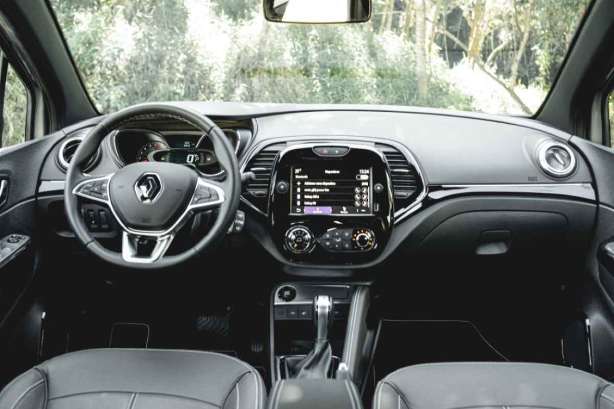 Renault Captur 1.3 turbo Iconic modelo 2022 cor champanhe interior painel volante e bancos dianteiros estático no asfalto
