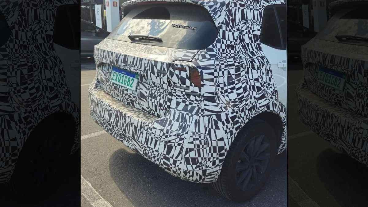 Imagem mostra traseira camuflada do novo Volkswagen T-Cross em estacionamento.