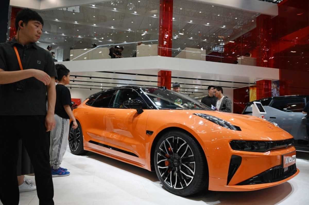 Zeekr 001 esportivo chinês laranja de frente no Salão de Pequim 2024