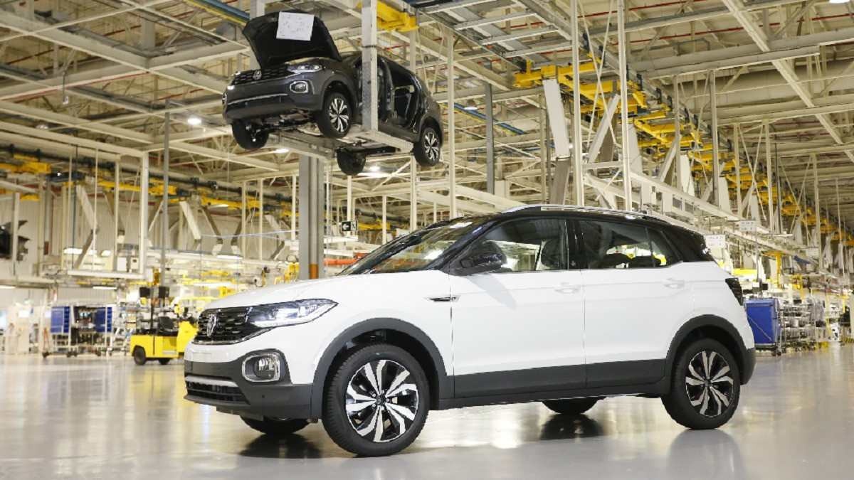 Volkswagen T-Cross branco com teto preto parado de lateral frontal dentro da fábrica em São José dos Pinhais, no Paranáavalia levar produção de Nivus para o sul