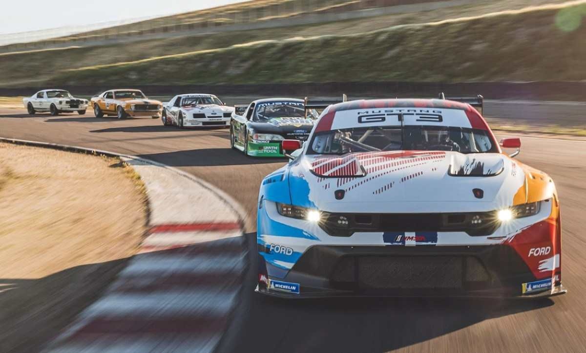 Mustang GT3 Pintura Especial cinco unidades do modelo enfileiradas em movimento na pista