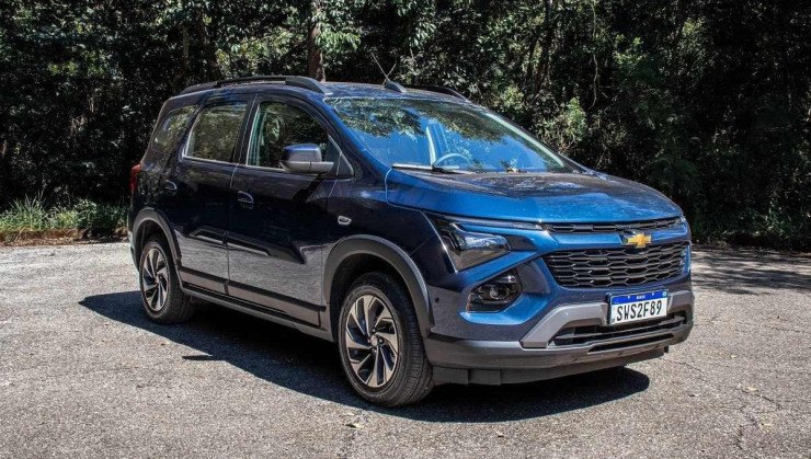 Chevrolet Spin Premier 2025 azul de frente estacionada em local arborizado