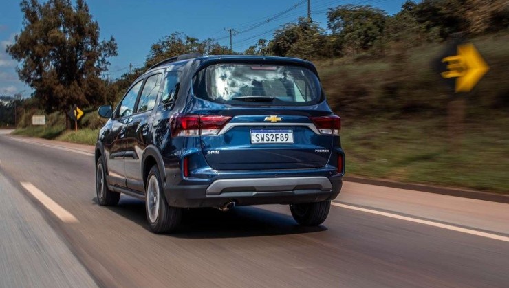 Chevrolet Spin Premier 2025 azul de traseira em movimento em rodovia