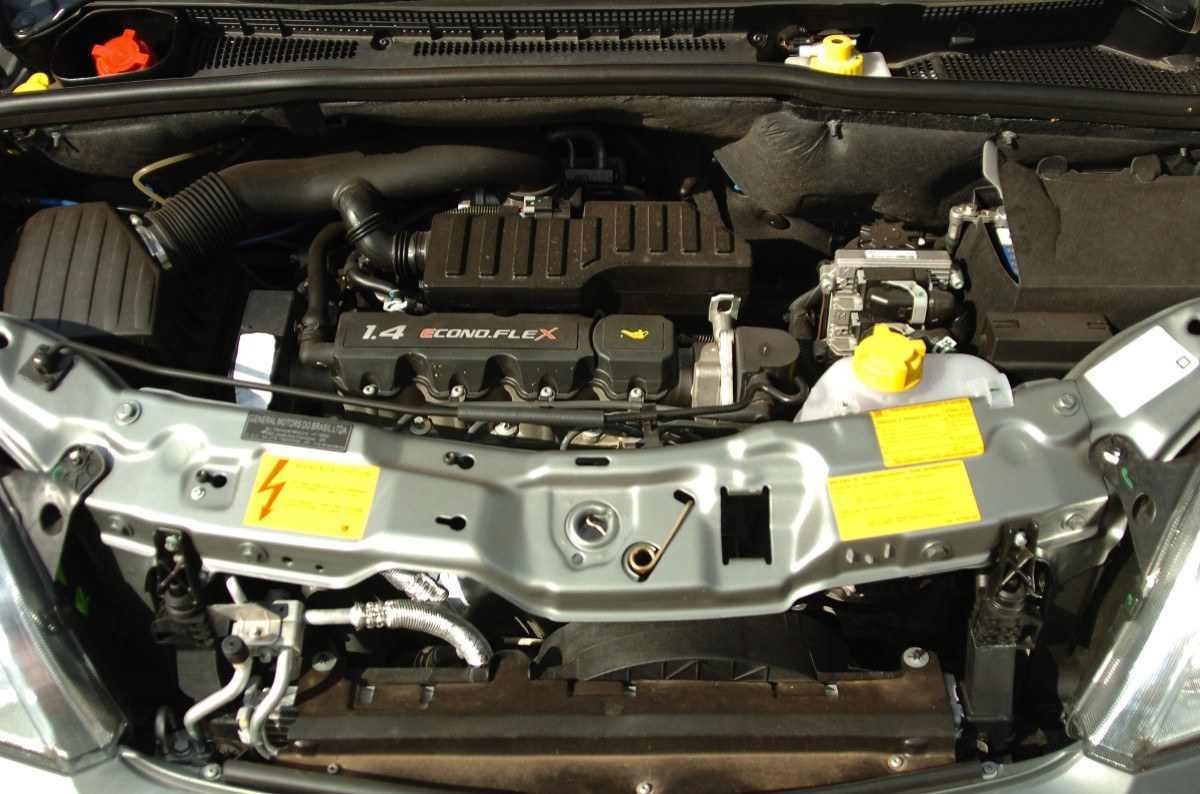 Chevrolet Meriva 1.4 flex prata cofre do motor estática no calçamento com praça ao fundo
