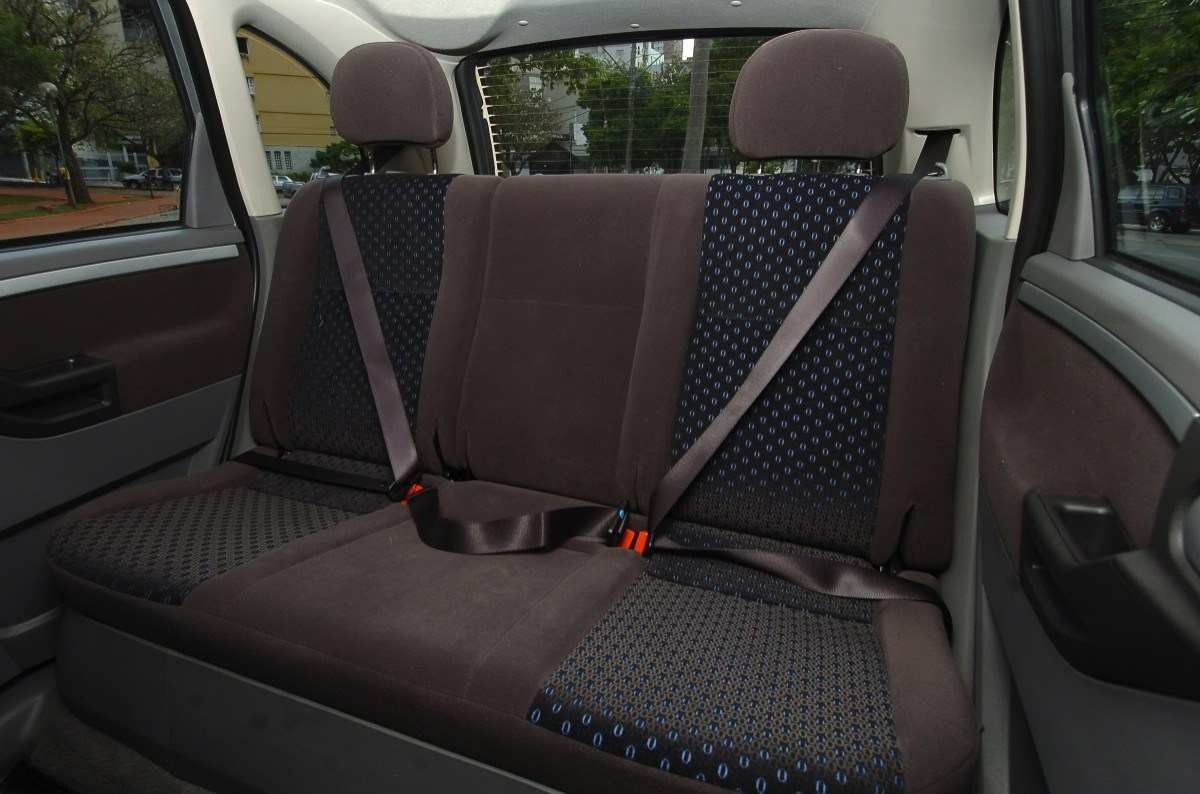 Chevrolet Meriva 1.4 flex prata interior banco traseiro estática no calçamento com praça ao fundo