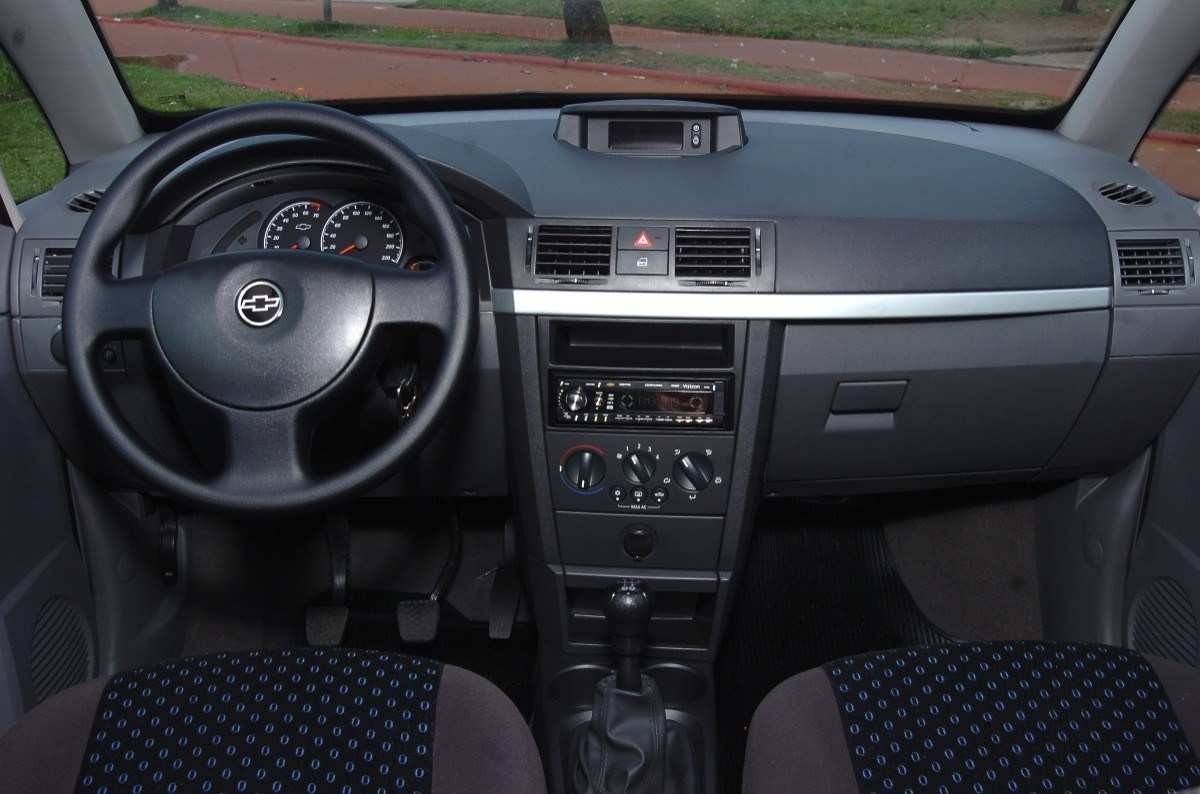 Chevrolet Meriva 1.4 flex prata interior painel volante estática no calçamento com praça ao fundo