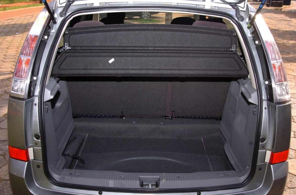 Chevrolet Meriva 1.4 flex prata interior porta-malas estática no calçamento com praça ao fundo
