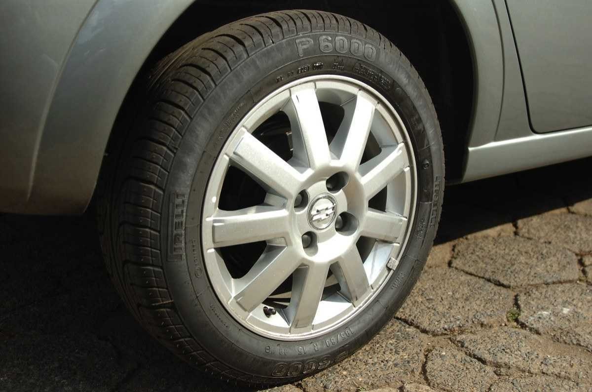 Chevrolet Meriva 1.4 flex prata roda de liga leve de 15 polegadas estática no calçamento