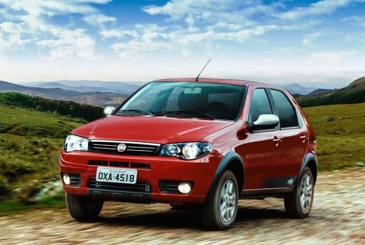  Fiat Palio Way vermelho, de frente, em movimento em via de cal&ccedil;amento