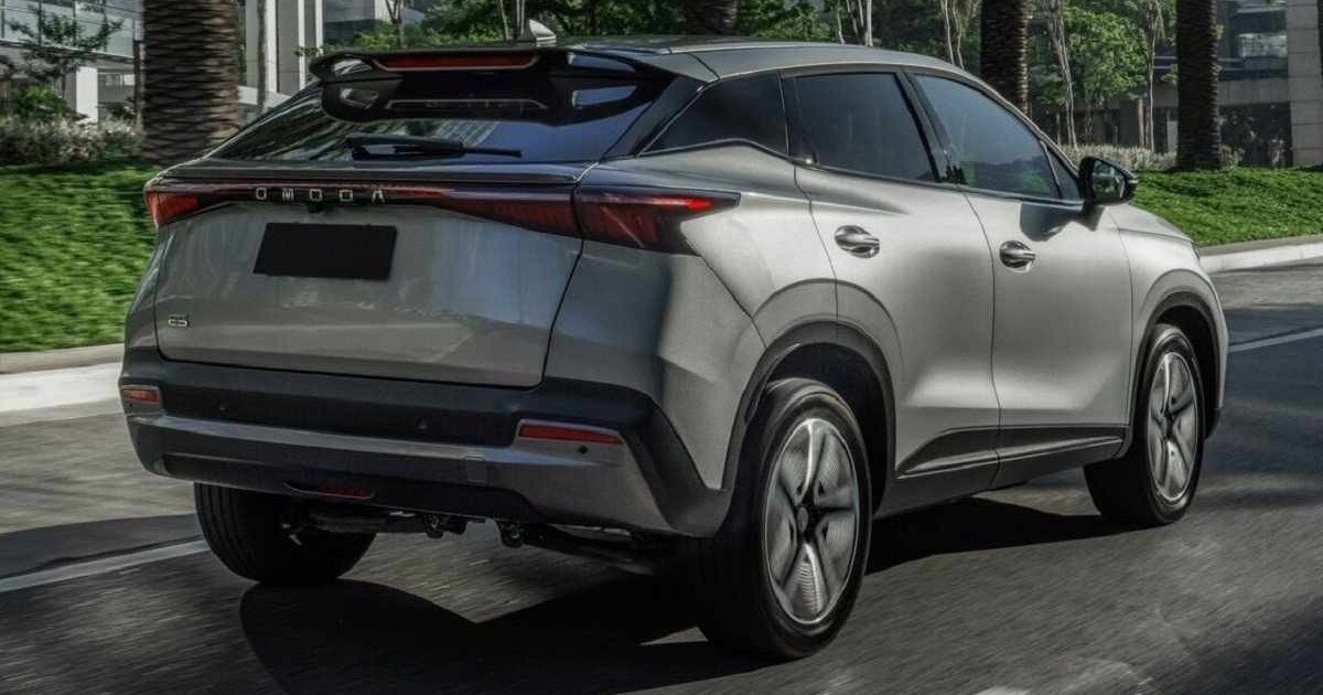 O SUV de médio porte tem design refinado, com linhas angulares na traseira.