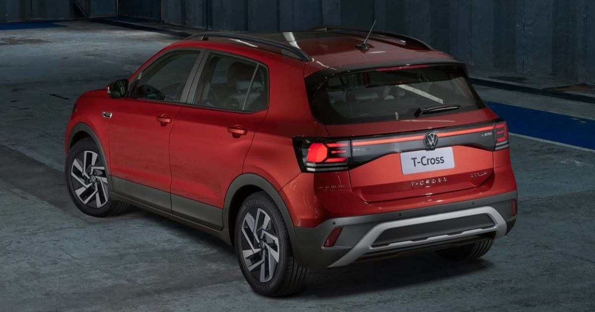 Volkswagen T-Cross Comfortline 2025 vermelho, de traseira, estacionado 