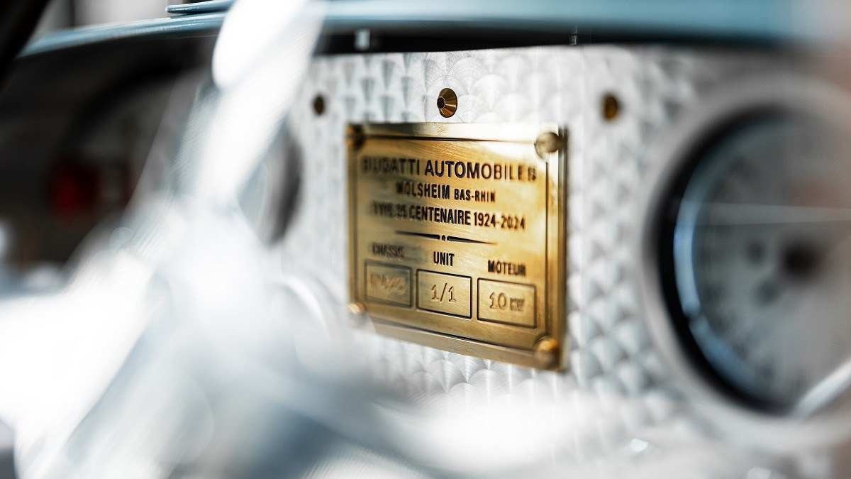 Interior do Bugatti Type 35 em latão com foco na placa de identificação dourada