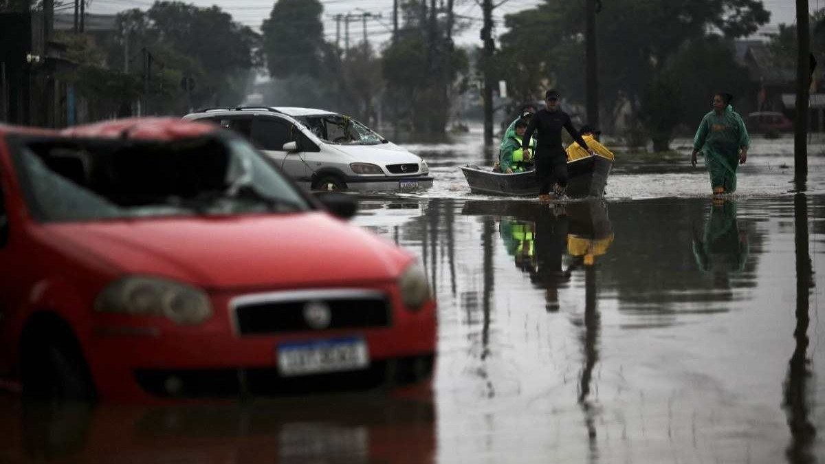 Equipes de busca e salvamento em uma rua inundada em Eldorado do Sul